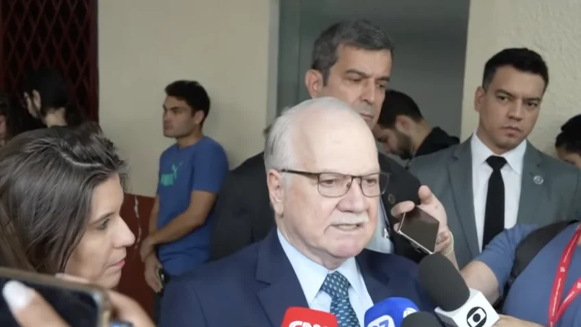 Edson Fachin vota em Brasília e destaca eleições como motor da democracia